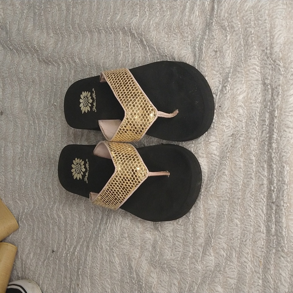 Women's yellow box, size seven flip flops